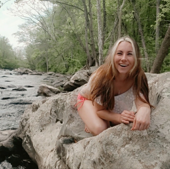 Meet your Posher, Kayla - Picture 4 of 4